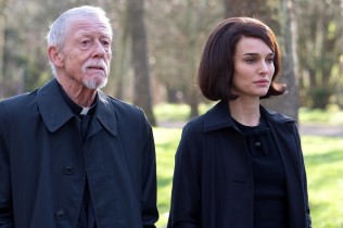 JACKIE (2016) John Hurt, Natalie Portman CR: Bruno Calvo