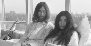 johnlennon-yokoono-bed